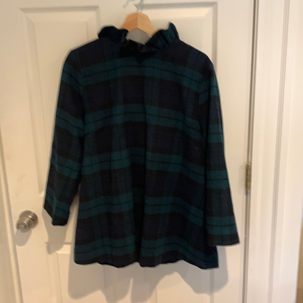 Woman’s Tuckernuck shirt. Beautiful collar. Great for the holidays.